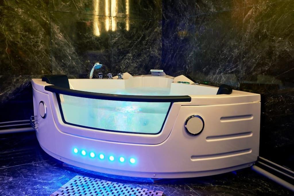 Versailles Jacuzzi - Sauna - Rdc 2 Dış mekan fotoğraf